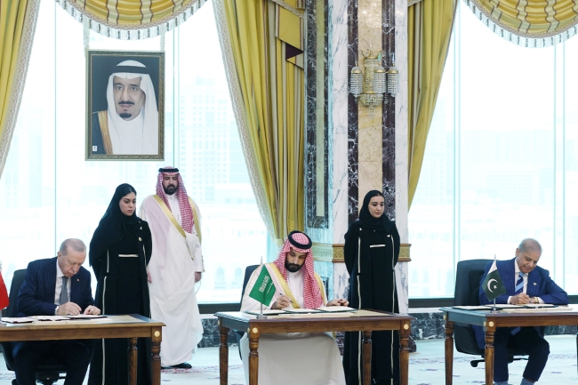 توقيع اتفاقية دفاع مشترك بين السعودية وتركيا وباكستان