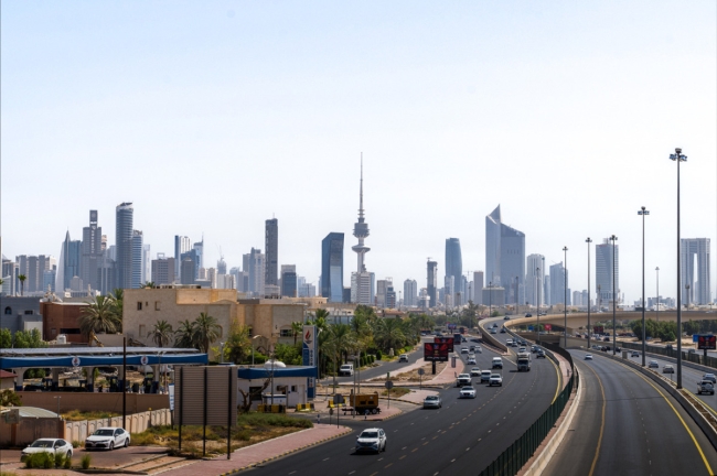 طقس اليوم شديد الحرارة ورطب نسبياً.. والعظمى 50 درجة