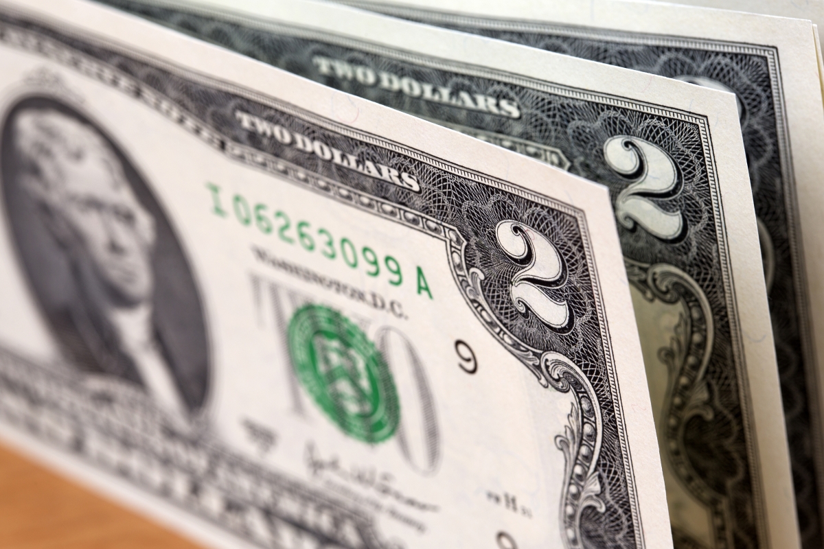 الدولار يلامس أدنى مستوياته منذ 3 أشهر