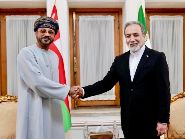 عراقجي والبوسعيدي يصدران بياناً مشتركاً بعد مباحثاتهما في طهران عراقجي والبوسعيدي يصدران بياناً مشتركاً بعد مباحثاتهما في طهران