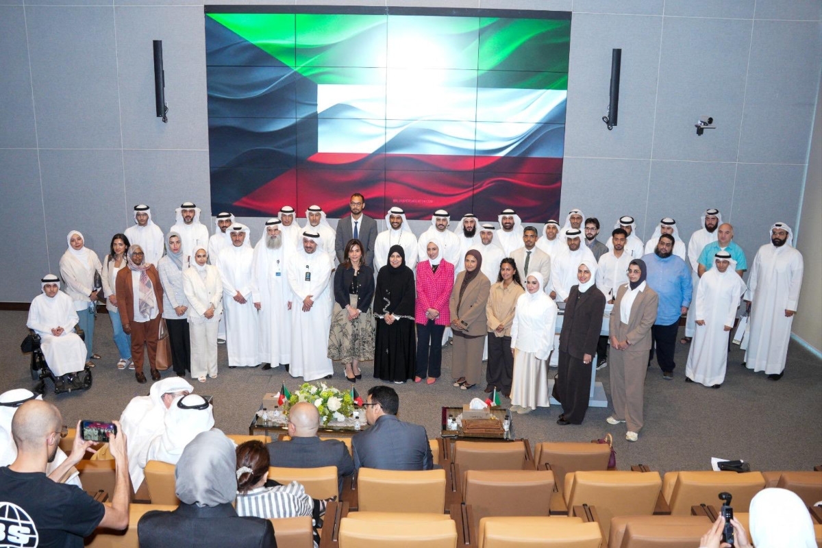 الميلم وأعضاء الهيئة الأكاديمية في جامعة الكويت الفائزين بجائزة جابر الأحمد للباحثين الشباب