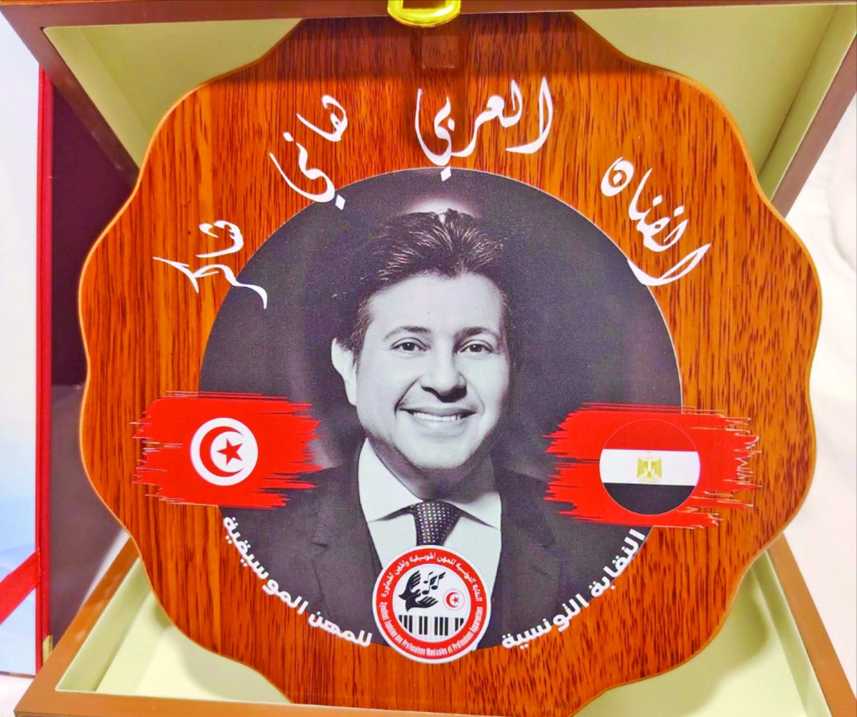 نقيب الفنانين التونسيين يهاجم مصطفى كامل بسبب تكريم هاني شاكر