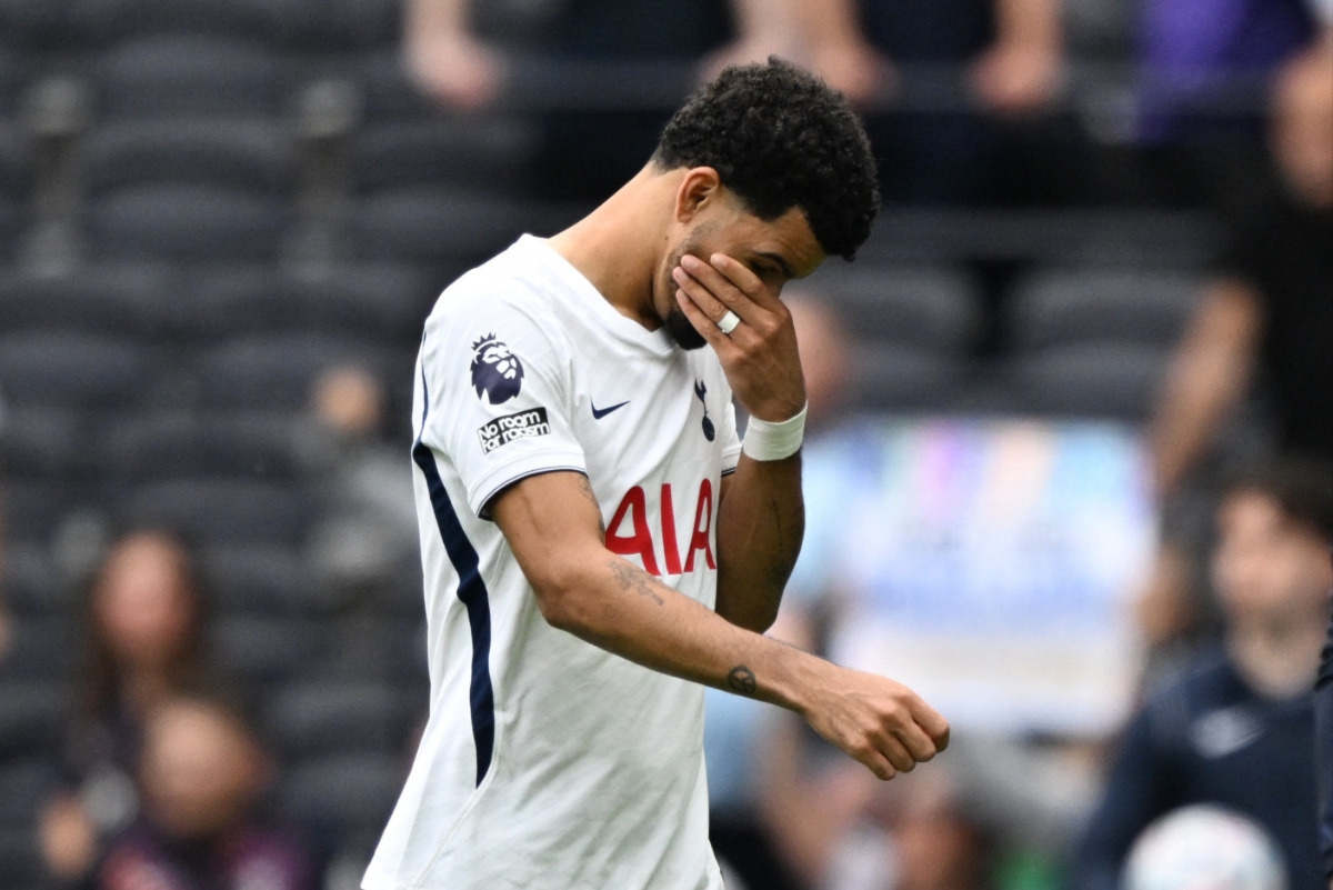 دومينيك سولانكي، لاعب توتنهام هوتسبير، يبدو عليه الإحباط عقب خسارة فريقه أمام أستون فيلا في 19 سبتمبر 2026. (رويترز)