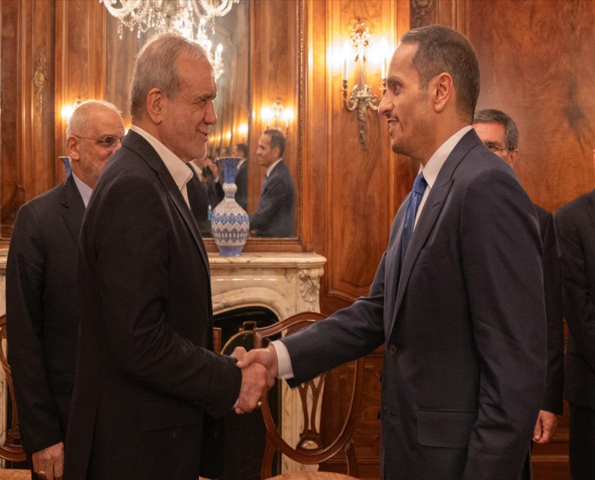 رئيس الوزراء القطري يبحث مع الرئيس الإيراني تطورات المنطقة وجهود خفض التصعيد