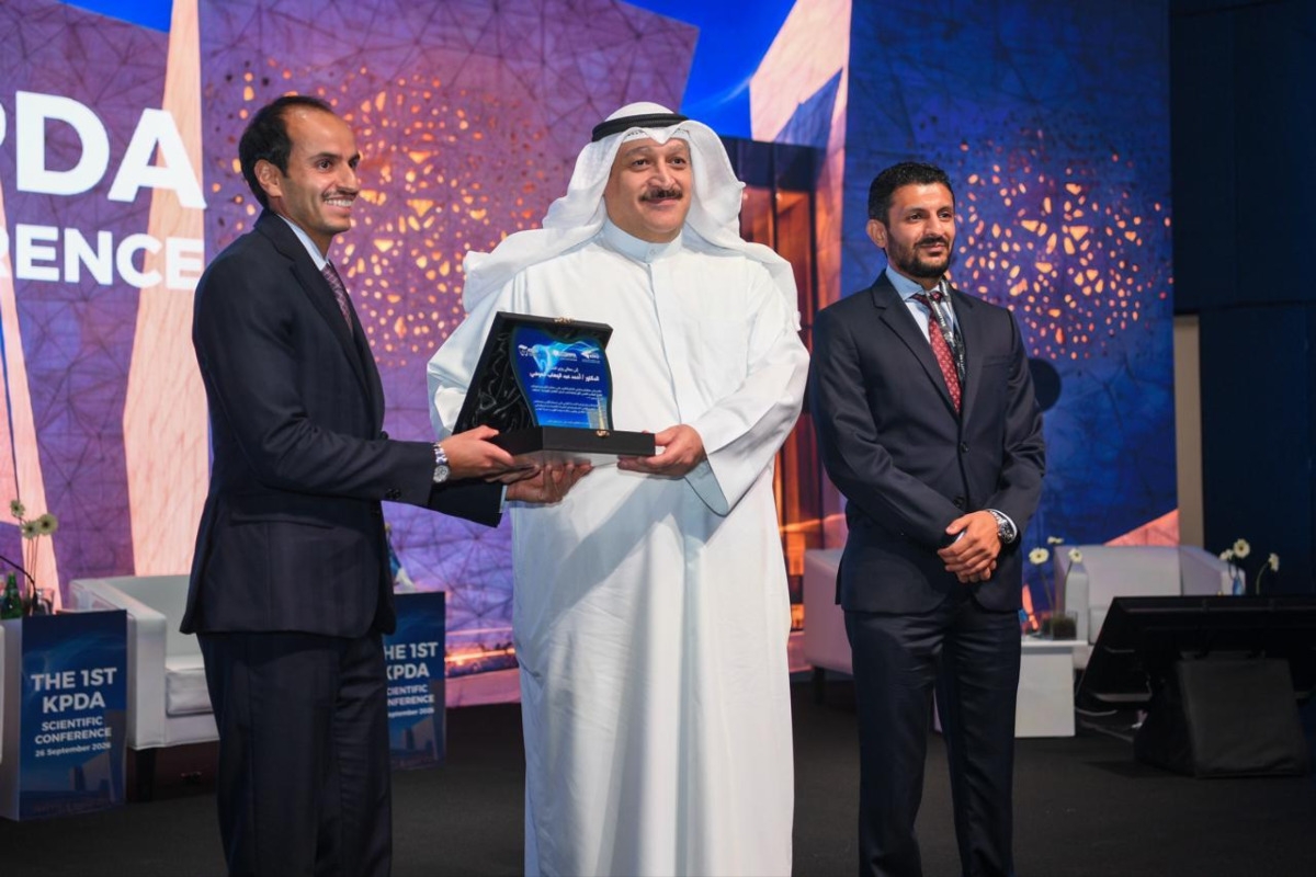 رئيس المؤتمر عبدالعزيز الثنيان مكرماً وزير الصحة