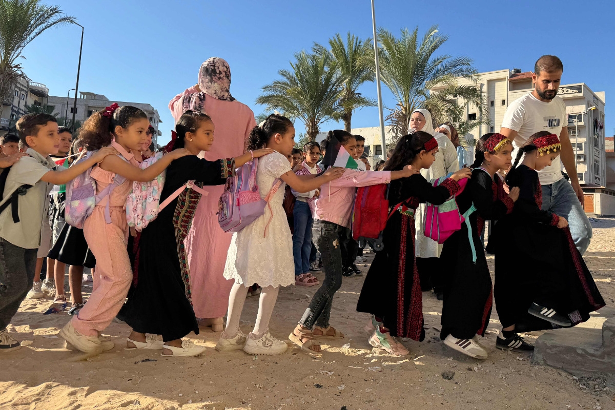 أطفال نازحون من قطاع غزة يقفون في صف أثناء التحاقهم بمدرسة فلسطينية في مدينة العريش المصرية، في 1 أكتوبر 2026. (فرانس برس)