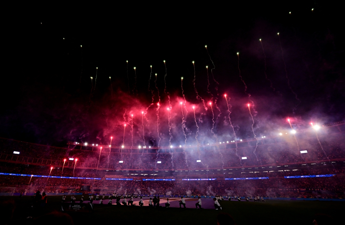 الألعاب النارية داخل الملعب قبل المباراة الدولية الأخيرة لليونيل ميسي، نجم منتخب الأرجنتين، في 6 أكتوبر 2026. رويترز