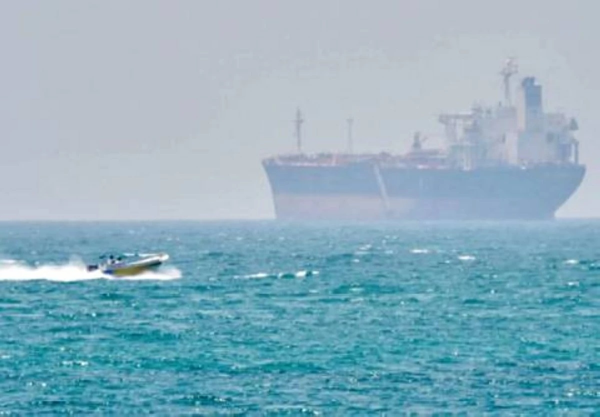 «التجارة البحرية» البريطانية: ناقلة تتعرض لقذيفة أثناء خروجها من «هرمز»