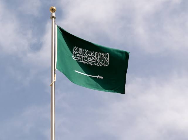 السعودية تعلن استهداف منشآت نفطية في اليمن واعتراض صواريخ فوق أراضيها