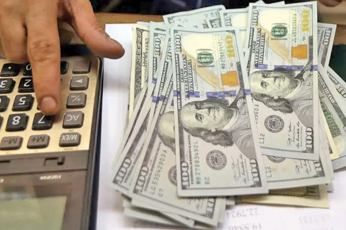 الجنيه المصري عند أدنى مستوياته منذ أبريل والدولار يتجاوز 54 جنيهاً