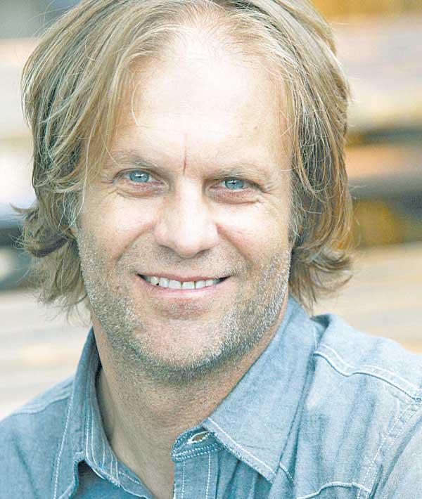 Crazy for the Storm A Memoir of Survival... كاتب ينجو بفضل دروس والده