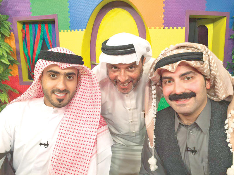 عبدالناصر الزاير يتوسط علي محسن ومحمد رمضان في «سمسمية وسمسوم»