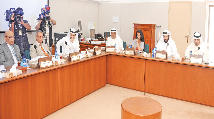 الوزير أنس الصالح مترئساً فريق الحكومة في اجتماع سابق للجنة المالية البرلمانية