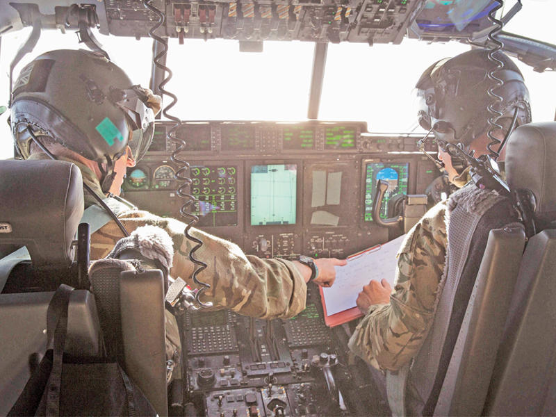 طائرة بريطانية تشارك في عمليات البحث أمس  