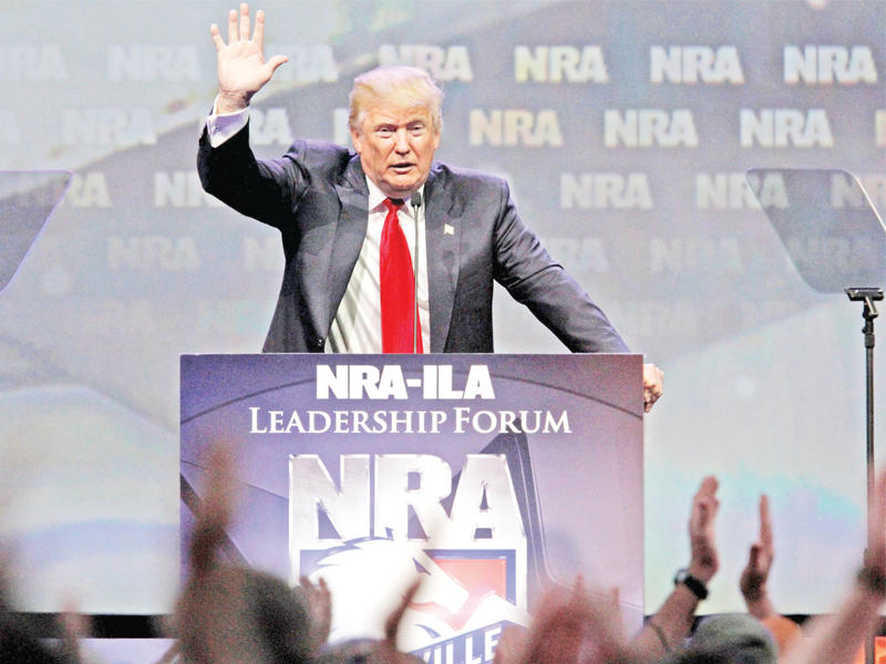 ترامب متحدثاً أمام «الرابطة الوطنية للسلاح» أمس الأول في لوسفيل بكنتاكي 