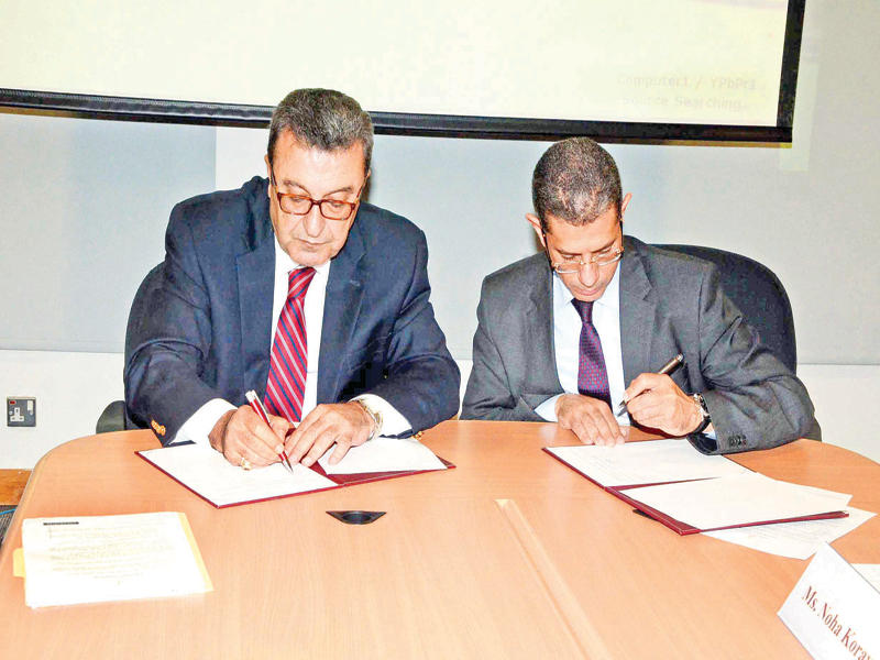 حمزة وصدقي خلال توقيعهما الاتفاقية