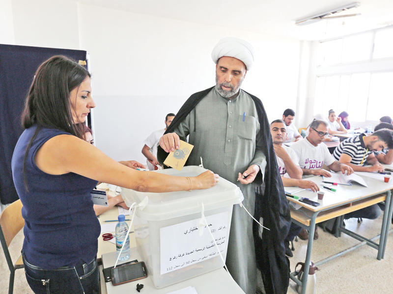 شيخ يدلي بصوته في بلدة حولا الجنوبية أمس