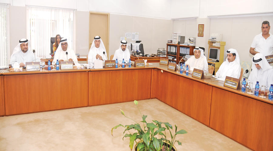 أعضاء اللجنة التشريعية في اجتماع أمس (تصور عبدالله الخلف)