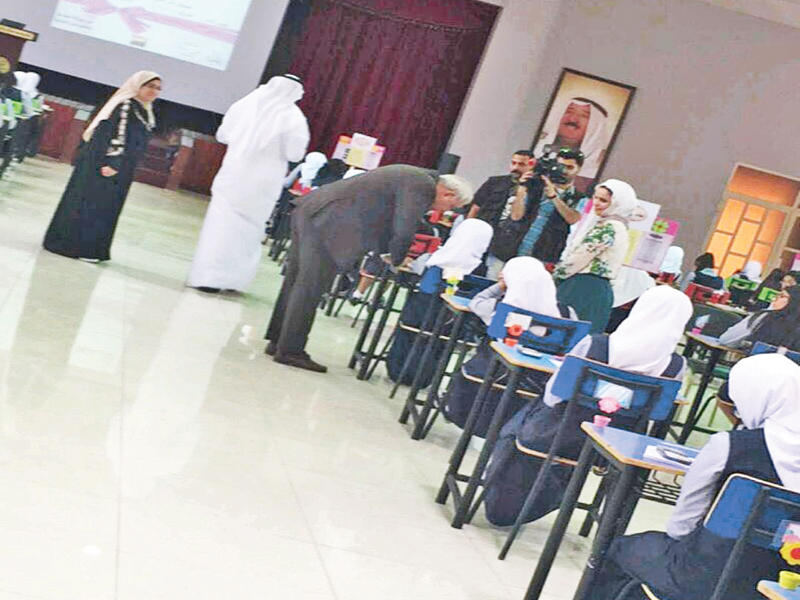 العيسى متفقداً اختبارات الثانوية أمس