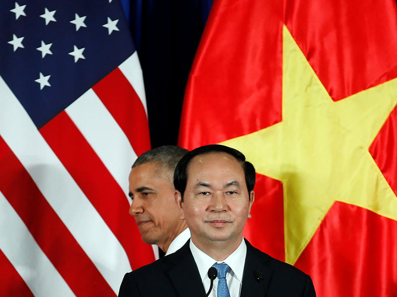 الرئيسان الأميركي والفيتنامي خلال مؤتمر صحافي