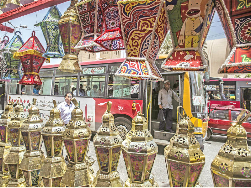 مجموعة من فوانيس رمضان التي يعود ظهورها للعصر الفاطمي معلقة بشادر بيع وسط القاهرة أمس الأول (أ ف ب)