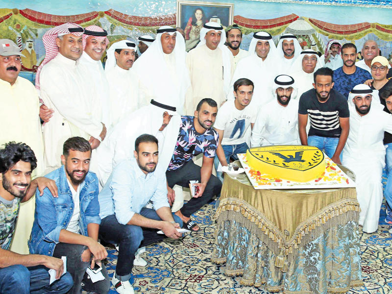 الحساوي متوسطاً المكرمين (تصوير جورج ريجي)