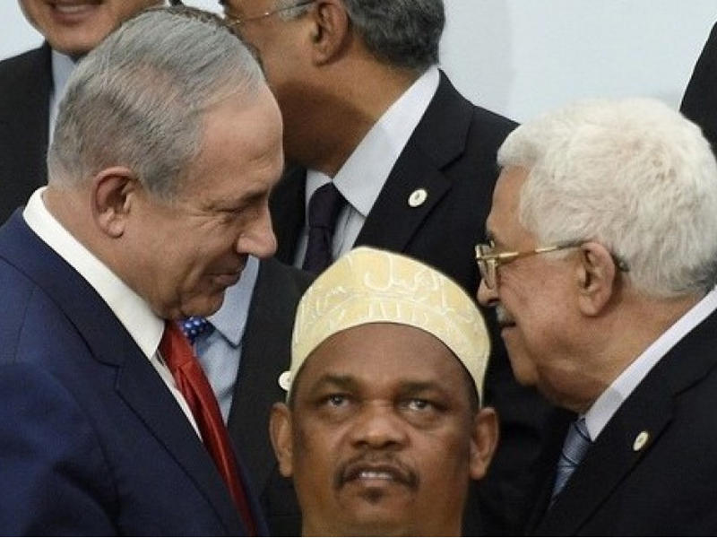 من الأرشيف: نتنياهو يصافح عباس بمؤتمر المناخ في باريس