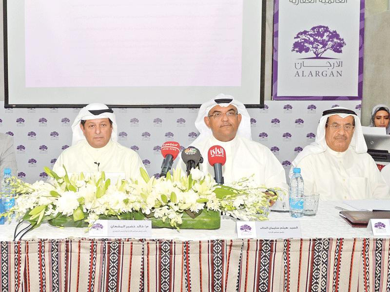 الخالد والمشعان خلال اجتماع الجمعية العمومية أمس              (تصوير نوفل إبراهيم)