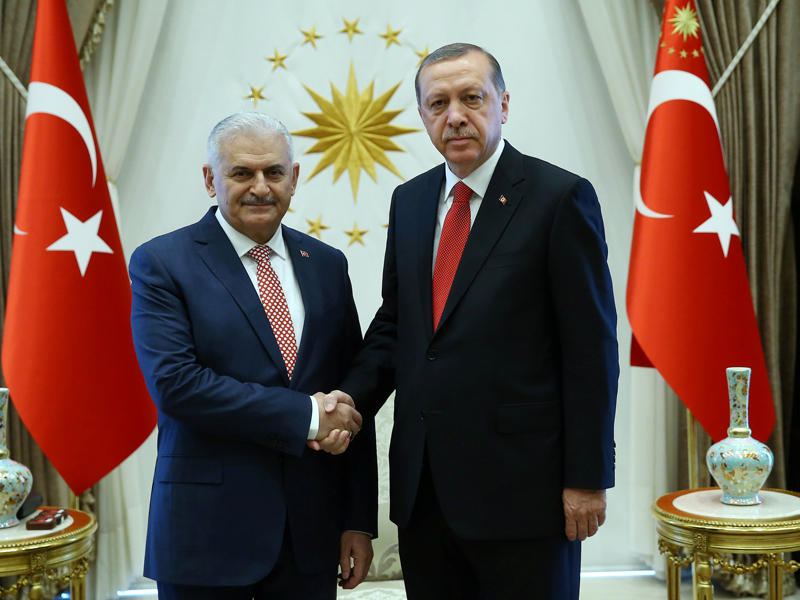 يلديريم مصافحاً اردوغان بعد تكليفه بتشكيل الحكومة