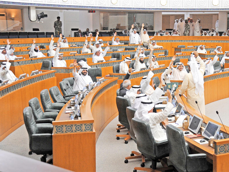 النواب يصوتون بالموافقة على أحد القوانين في جلسة أمس     (تصوير عبدالله الخلف)