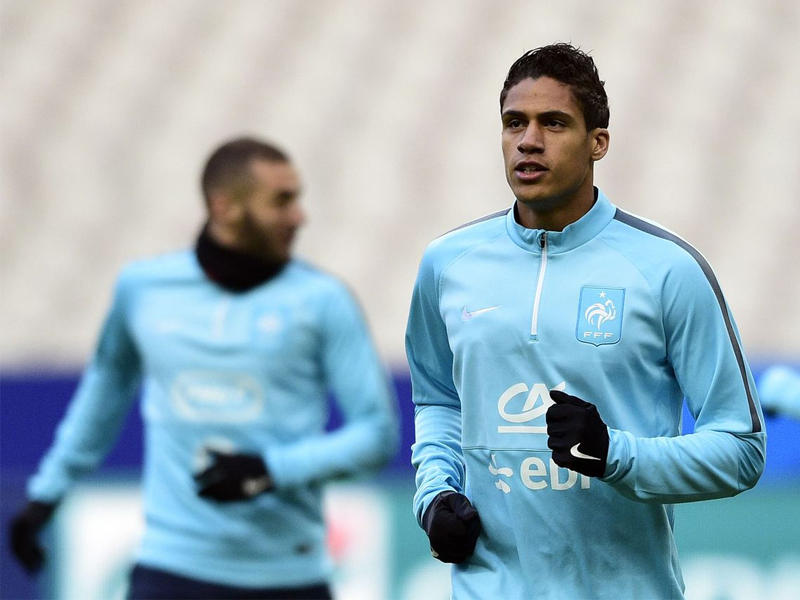 فاران ويظهر من خلفه كريم بنزيما خلال تدريبات للمنتخب الفرنسي