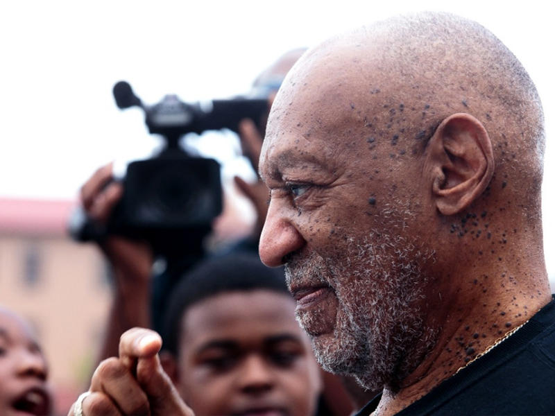 بيل كوسبي بعد خروجه من جلسة محاكمته