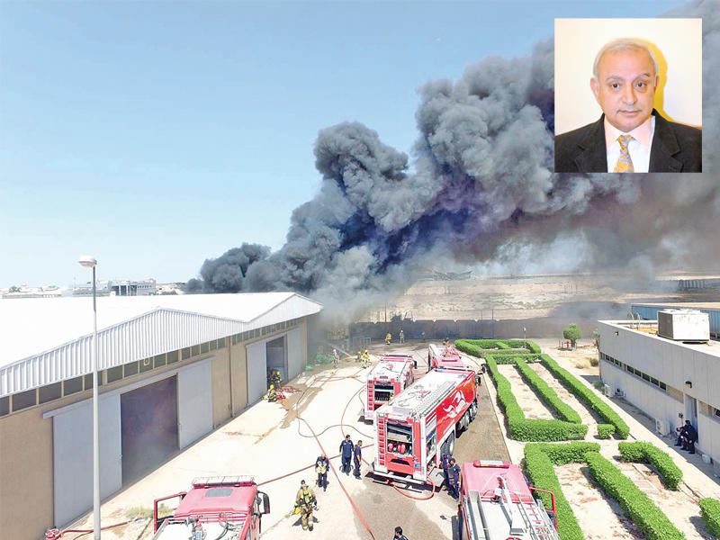 حريق مخازن «التربية» في صبحان (أرشيف) وفي الاطار الوزير العيسى