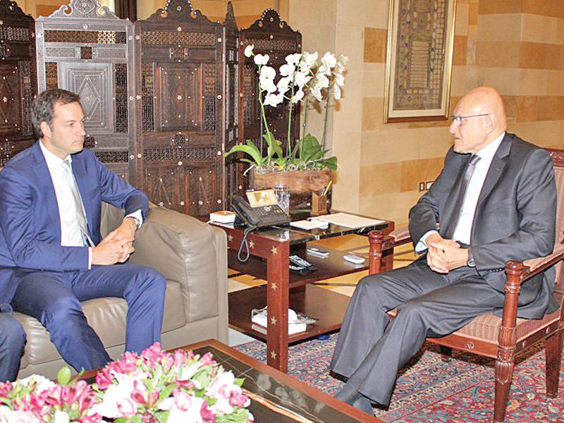 سلام مستقبلا نائب رئيس وزراء بلجيكا ألكسندر دو كرو في بيروت أمس (دالاتي ونهرا)