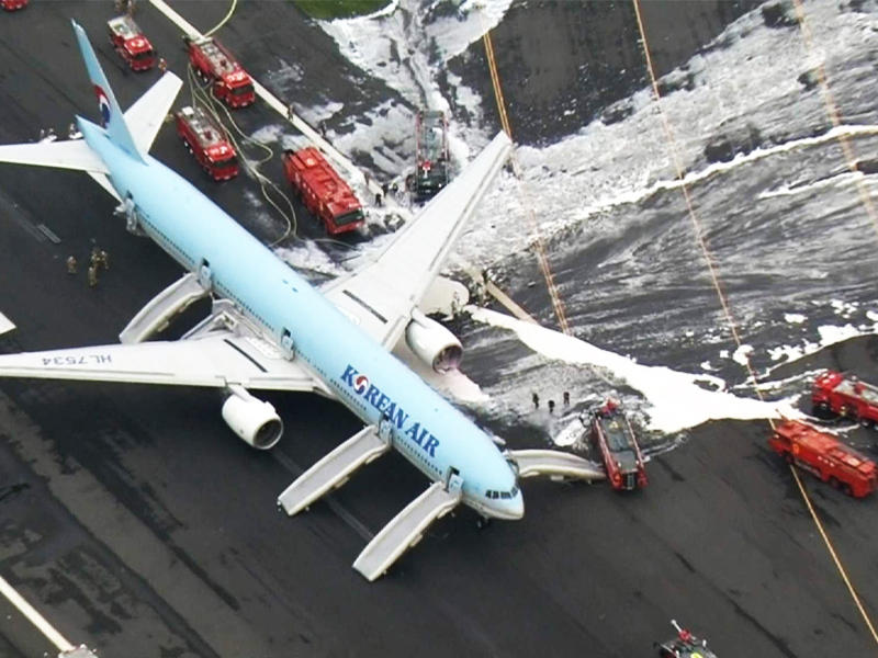 الطائرة الكورية بعد إخماد الحريق