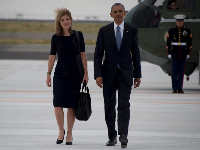 أوباما وإلى جانبه السفيرة الأميركية لدى طوكيو كارولينا كينيدي