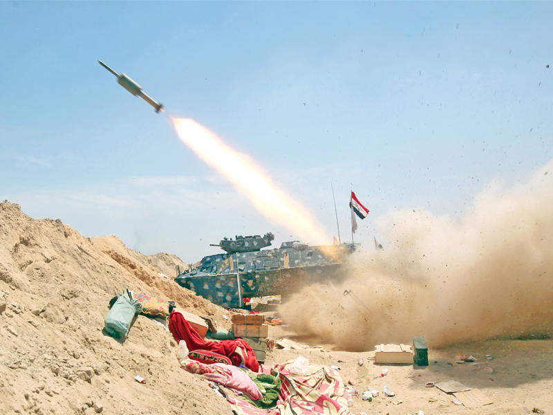 القوات العراقية تقصف الفلوجة أمس الأول 