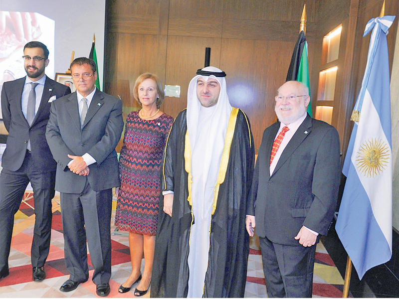 أبل خلال حضوره حفل سفارة الأرجنتين
