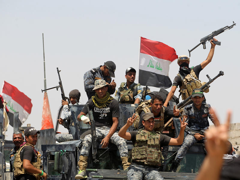 مقاتلو القوات العراقية يحتفلون بدخول مدينة سنجار في محافظة الأنبار.