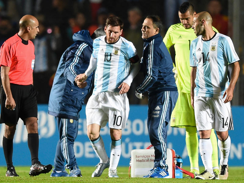 ميسي يخرج من الملعب متأثراً بالإصابة