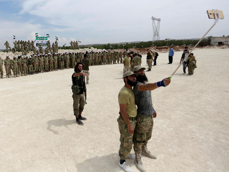 عناصر من جيش العزة خلال حفل تخريج دفعة مقاتلين جديدة