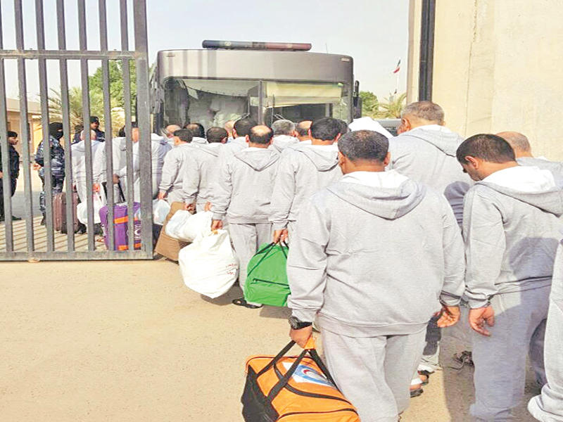 السجناء الإيرانيون لدى تسليمهم أمس 