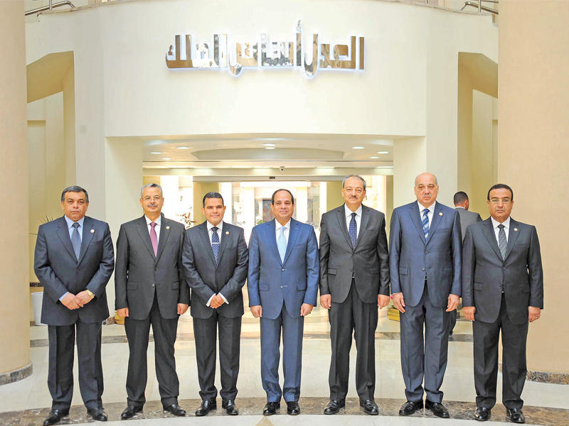 السيسي في صورة تذكارية بعد افتتاح المبنى الجديد للنيابة العامة في التجمع الخامس بالقاهرة (الجريدة)