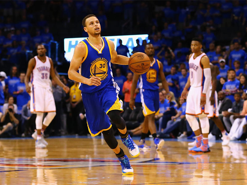 أفضل لاعب في الـ NBA مهاجم غولدن ستايت ووريرز ستيفن كوري خلال المباراة