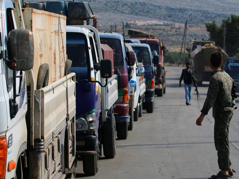 شاحنات نقل الوقود تخضع لعمليات التفتيش الأمنية في بلدة دارة عزة، محافظة حلب.