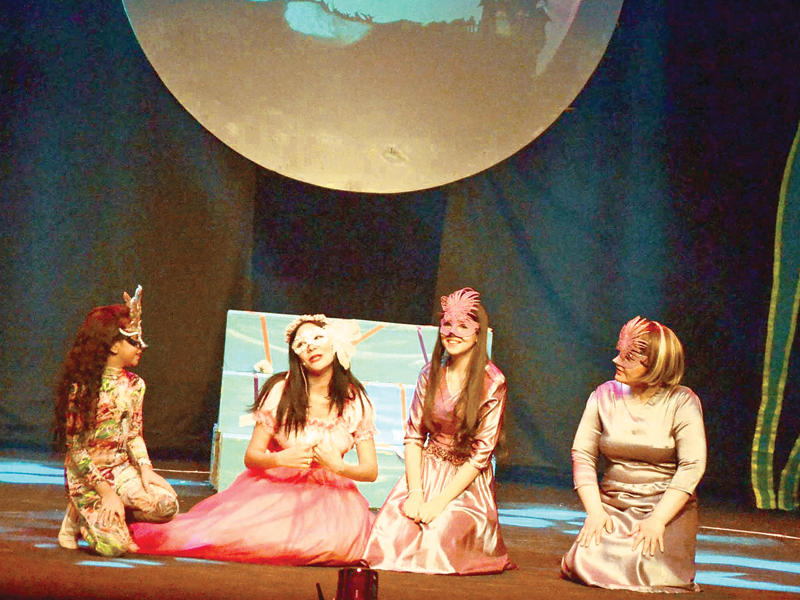 لقطة من مسرحية «بحيرة البجع»