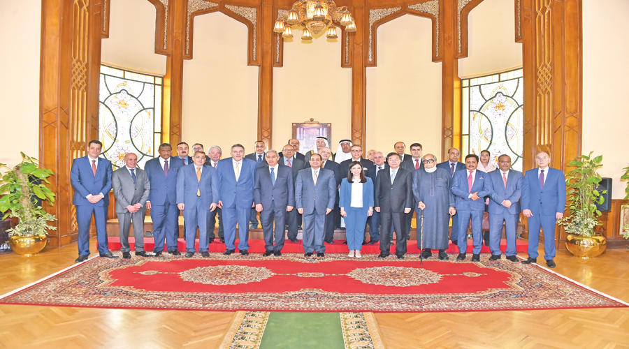 السيسي مستقبلاً وفد المستثمرين المشاركين فى ملتقى مصر الثاني للاستثمار بالقاهرة أمسt(الرئاسة المصرية)