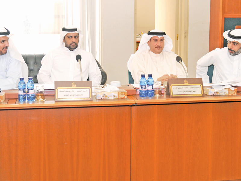أعضاء اللجنة في اجتماع أمس (تصوير عبدالله خلف)