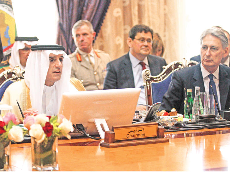الجبير وهاموند خلال الاجتماع الخليجي - البريطاني في جدة أمس tt(أ ف ب)