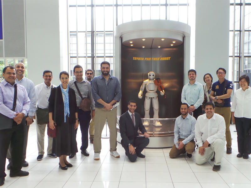 عضوة هيئة التدريس في قسم الهندسة الميكانيكية بكلية الهندسة والبترول بجامعة الكويت د. سهيلة المطوع ومجموعة من المهنيين الصناعيين الشباب في المصنع